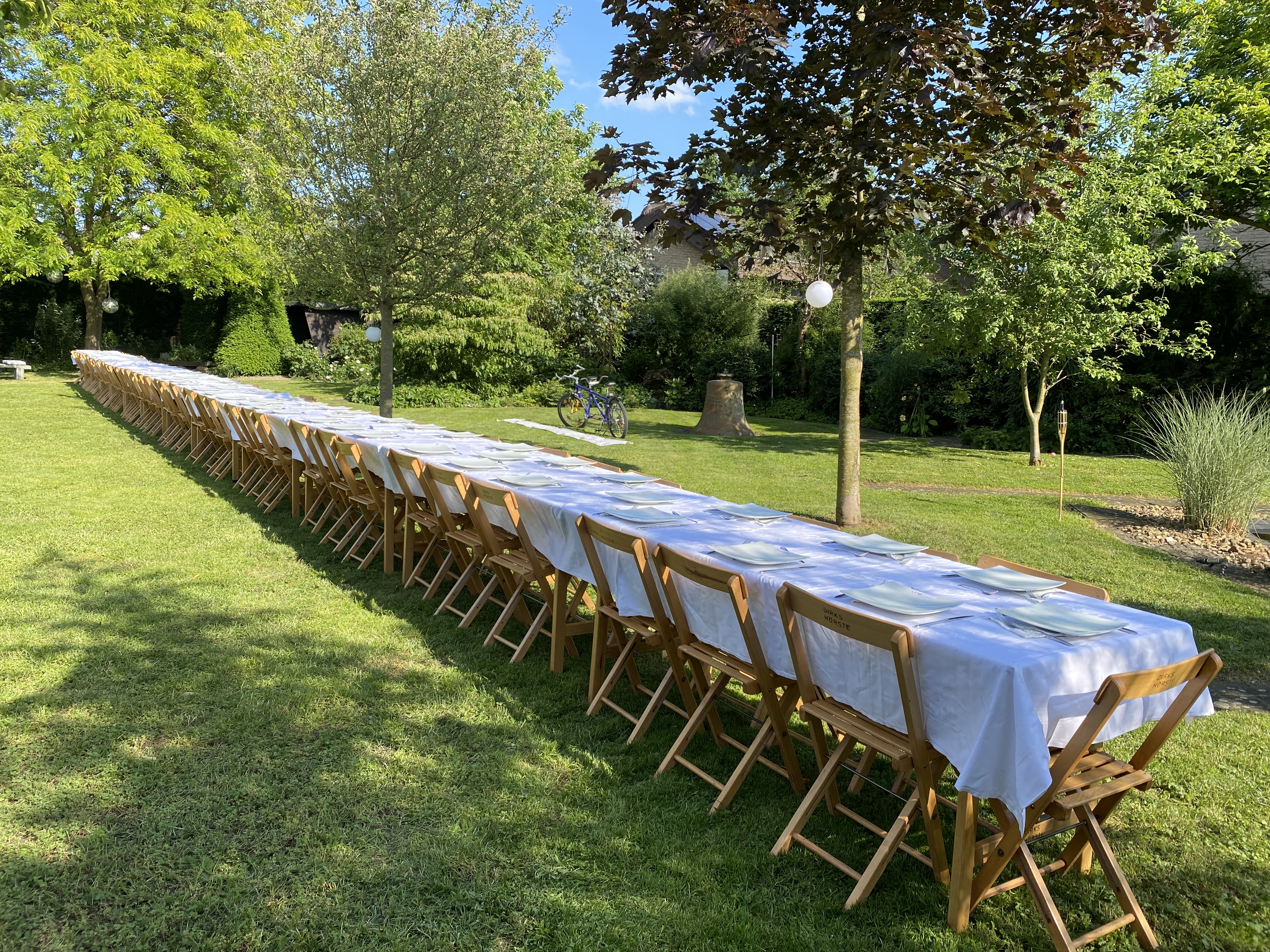 Lange Tafel im Garten